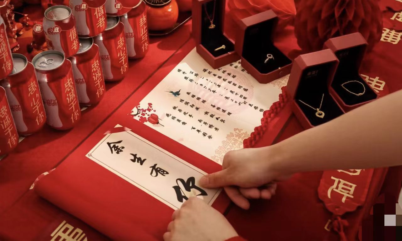 正所谓“良缘由凤缔，佳偶自天成”。在传统礼俗中，订婚（又称纳采、文定）是“三书六礼”的重要环节，标志着两个家庭正式缔结婚约，是迈向婚姻殿堂的庄严承诺。选择一个良辰吉日举行订婚仪式，承载着对天时、地利、人和的虔敬，寄托着对姻缘美满、家业昌隆的深切祈愿。