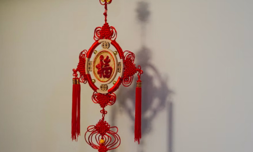 包上挂什么最旺运？风水揭秘如何选对挂饰