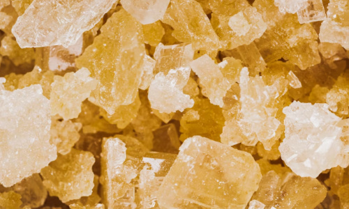 八字缺金的人适合什么水晶？白色与金色水晶的补金全攻略
